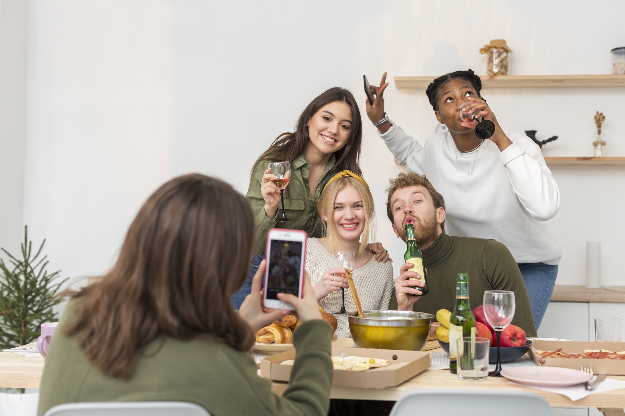 Tavola conviviale con studenti
